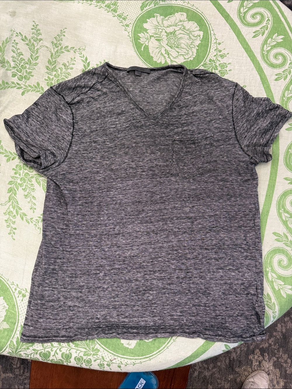 John Varvatos Men’s Heathered Charcoal V-Neck Pocket Tee